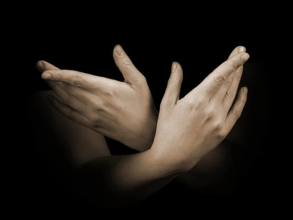 Mãos femininas isoladas em fundo preto — Fotografia de Stock