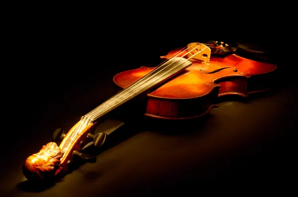 Violino vintage em fundo preto — Fotografia de Stock