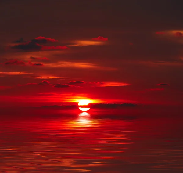 Sonnenuntergang über dem Wasser — Stockfoto