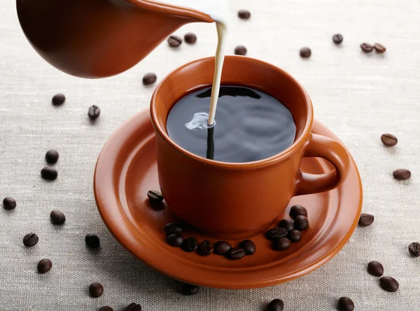 Šálek kávy a smetanou — Stock fotografie