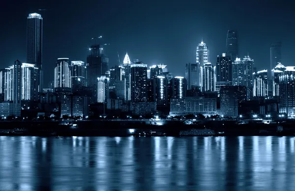 Skyscrapers reflecting in the river — Stock Photo, Image