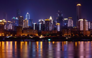 Nehirde yansıtan gökdelenler