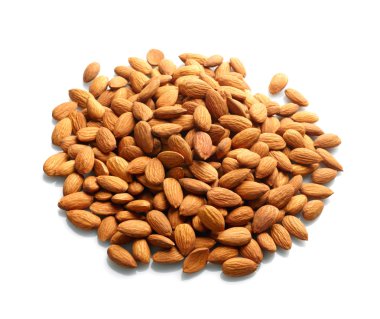 Beyaz arkaplanda badem