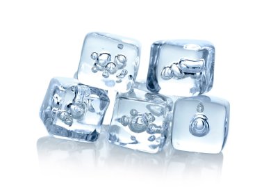 Beyaz arkaplanda izole buz küpleri