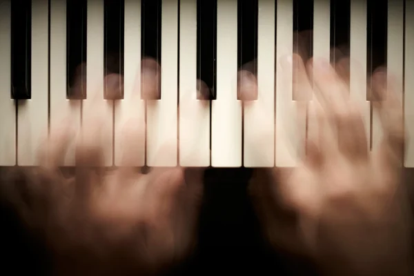 Руки играют на пианино. Размытость движений — стоковое фото