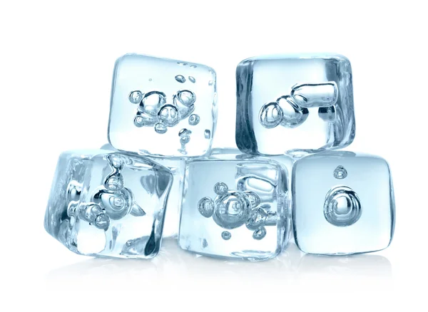 Cubos de hielo aislados sobre fondo blanco — Foto de Stock