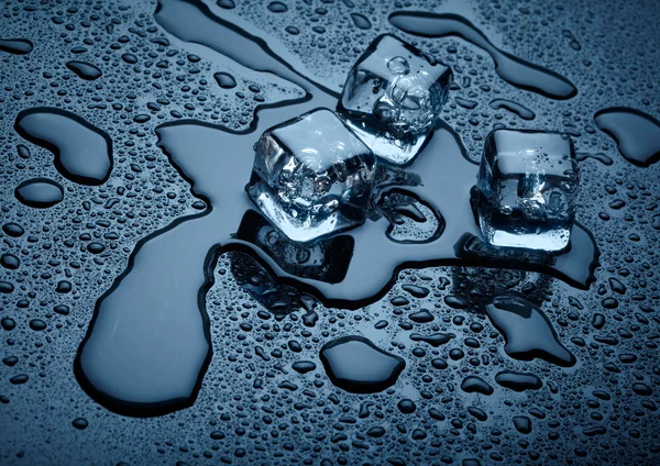 Cubos de hielo sobre fondo oscuro — Foto de Stock