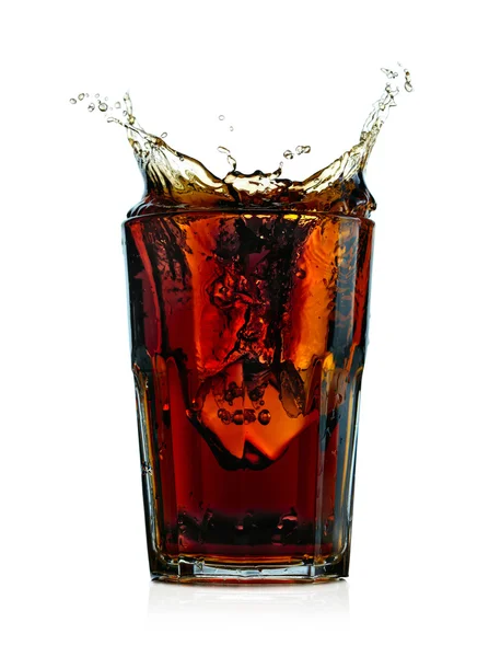 Cola ins Glas spritzen. isoliert auf weißem Hintergrund — Stockfoto