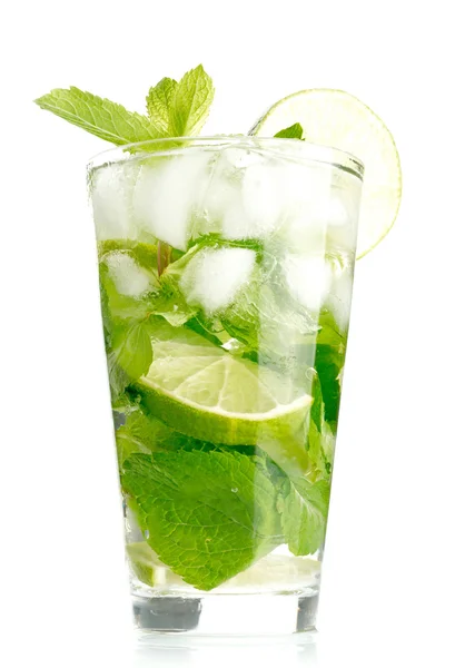 Mojito cocktail pe fundal alb — Fotografie, imagine de stoc