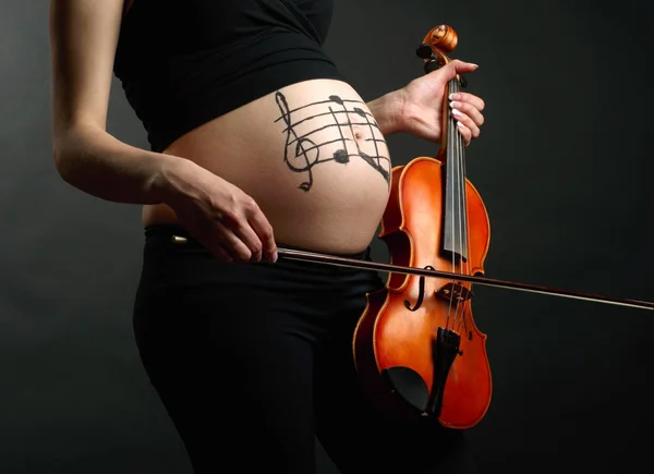 Pregnant woman with violin — Stock Photo, Image