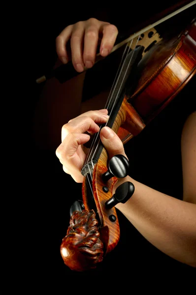 Musicista suonare il violino isolato su nero — Foto Stock