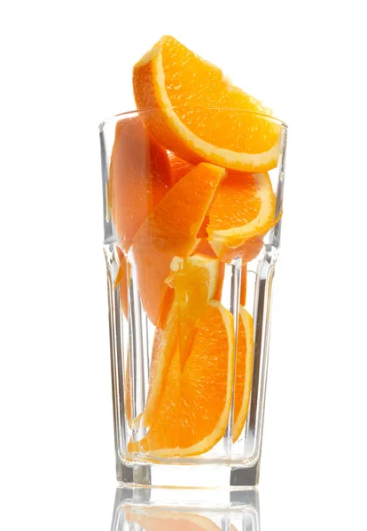 Oranje segmenten in glas geïsoleerd op witte achtergrond — Stockfoto