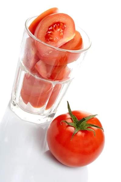 Rodajas de tomate y tomate en vidrio aislado sobre fondo blanco —  Fotos de Stock