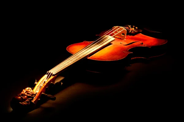 Violino vintage em fundo preto — Fotografia de Stock