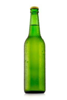 bir şişe bira waterdrops ile. Beyaz arka plan üzerinde izole