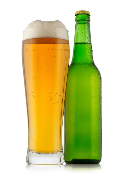 Glas en flesje bier geïsoleerd op wit — Stockfoto