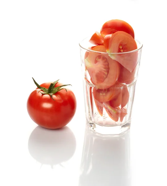 Tomate e fatias em vidro — Fotografia de Stock