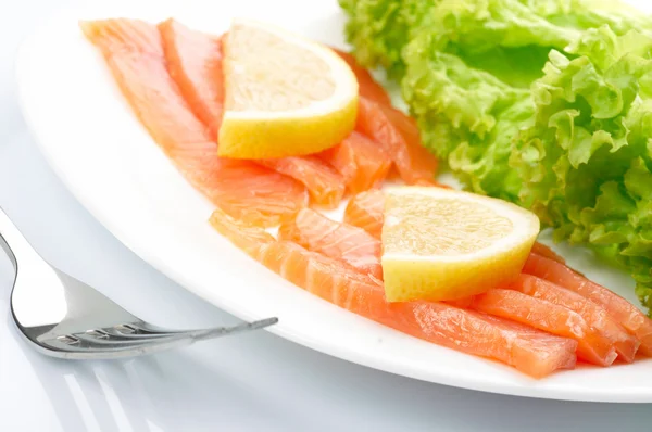 Salmone salato su piatto bianco — Foto Stock
