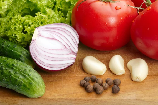 Färska grönsaker på trä hardboard — Stockfoto