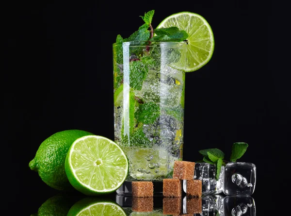 Cocktail Mojito su sfondo nero — Foto Stock