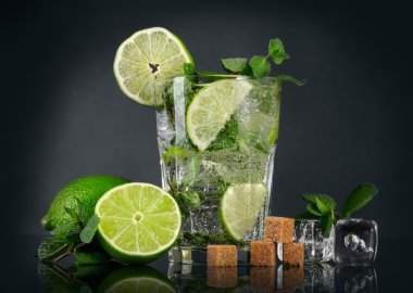 Mojito siyah arka plan üzerinde kokteyl