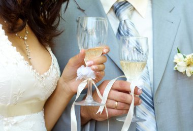 Gelin ve damat şampanya ile