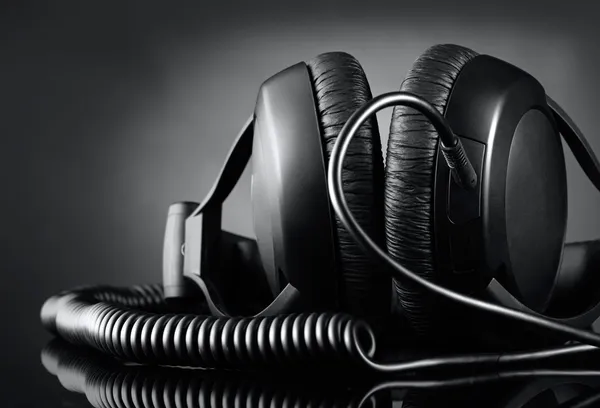 Headphones modernos sobre fundo escuro — Fotografia de Stock