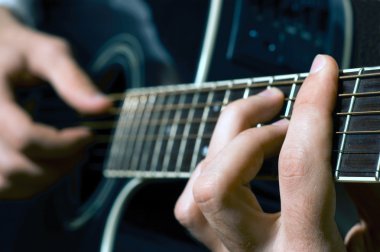 Gitar çalan müzisyen