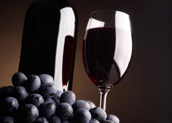 Glass and bottle of red wine — Stock Photo, Image