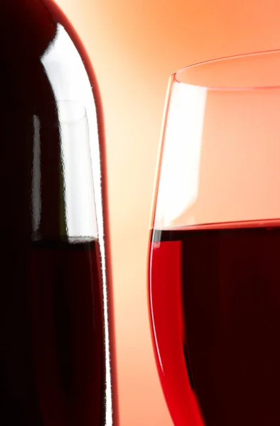 Glas und Flasche Rotwein — Stockfoto