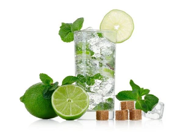 Cóctel Mojito sobre fondo blanco — Foto de Stock