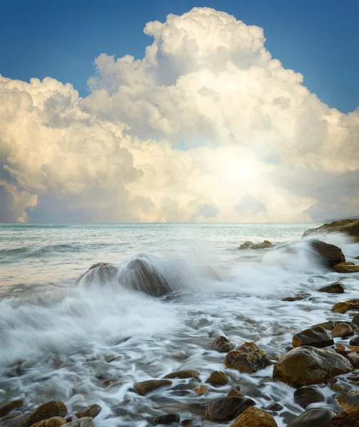 Καλοκαιρινό τοπίο με θάλασσα και γαλάζιο ουρανό — Φωτογραφία Αρχείου