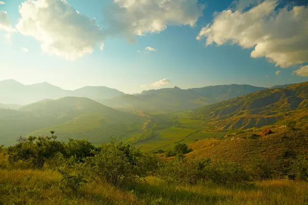 Krajobraz lato z winnicy, góry, niebo — Zdjęcie stockowe