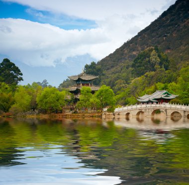 Çin pagoda gölde yansıtan