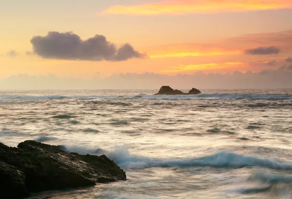 海、年代および日没の空を風景します。 — ストック写真