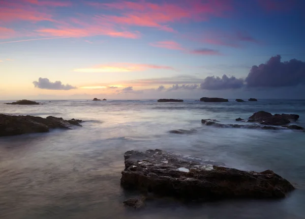 Krajina s oceánem, roks a západu slunce obloha — Stock fotografie