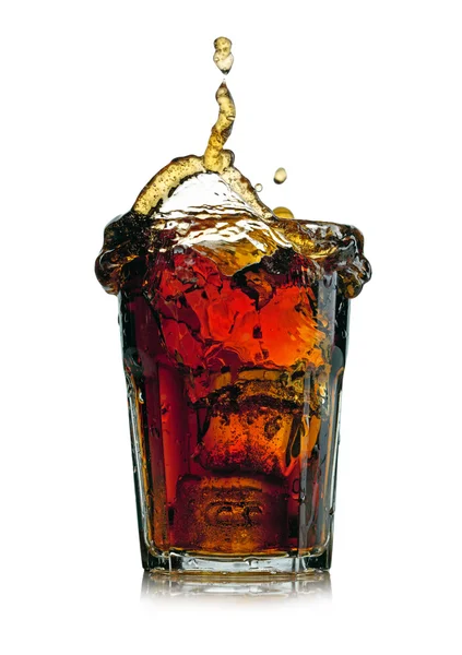 Cola ins Glas spritzen. isoliert auf weißem Hintergrund — Stockfoto