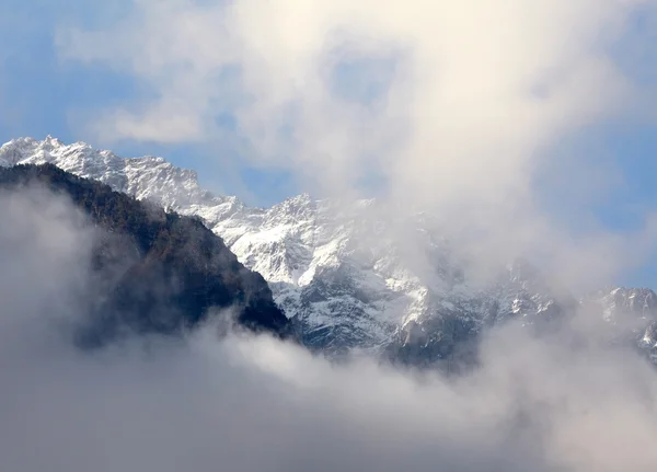 Hohe Berge in den Wolken — Stockfoto