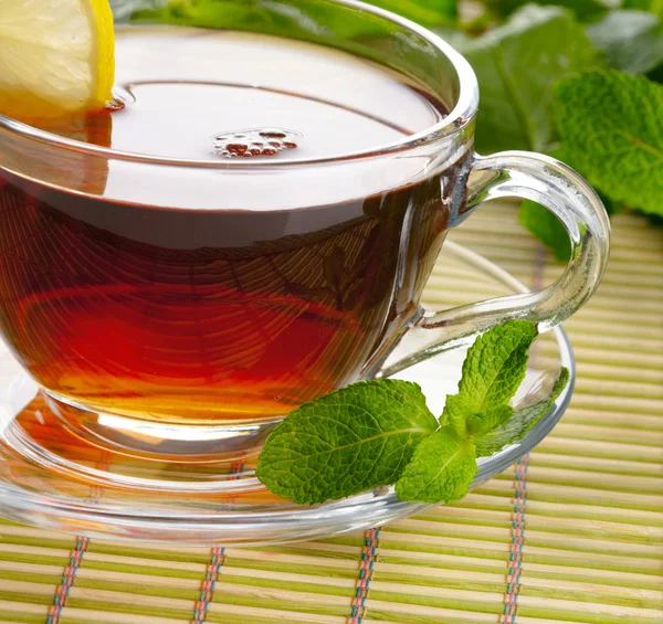 Tazza di tè con limone e menta — Foto Stock