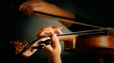 kadın oynarken keman