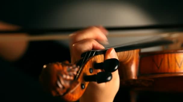 Mujer tocando el violín — Vídeo de stock