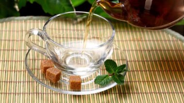 çay fincan içine dökme