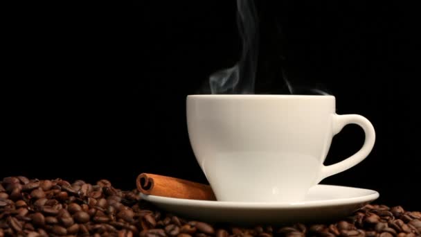Tasse Kaffee auf schwarzem Hintergrund — Stockvideo
