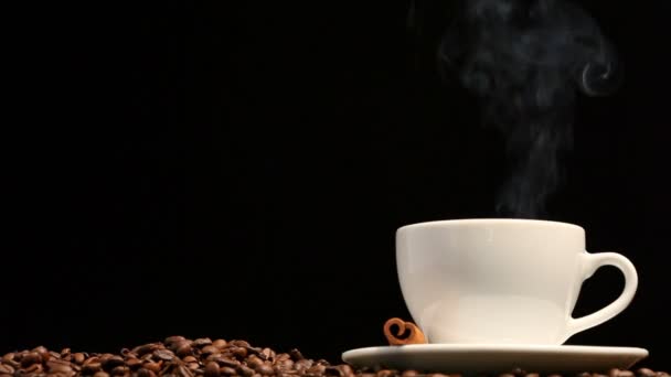 Φλιτζάνι καφέ σε μαύρο φόντο — Αρχείο Βίντεο