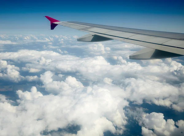 Wing of airplane from window — Stock Photo, Image