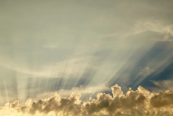 Zonnestralen en wolken — Stockfoto