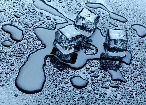 Cubos de hielo sobre fondo oscuro — Foto de Stock