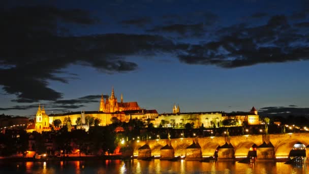 日没後プラハ城チェコ共和国。タイムラプス — ストック動画