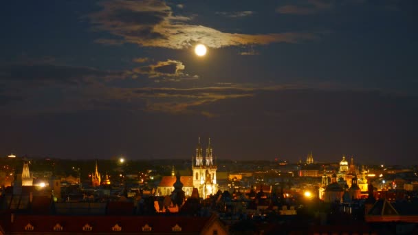 Vista nocturna de Praga. Luna llena. Caducidad — Vídeos de Stock