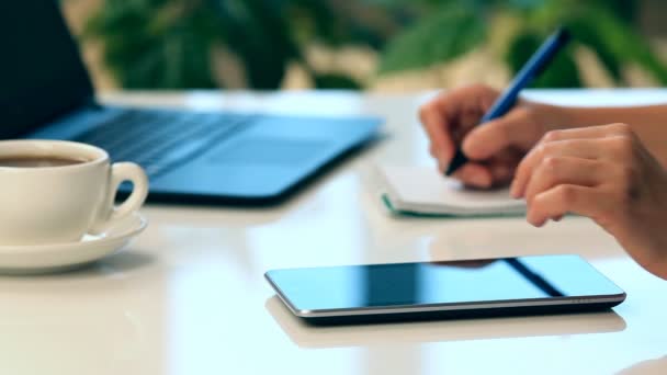 Woman hands with tablet PC and notepad — Stock Video